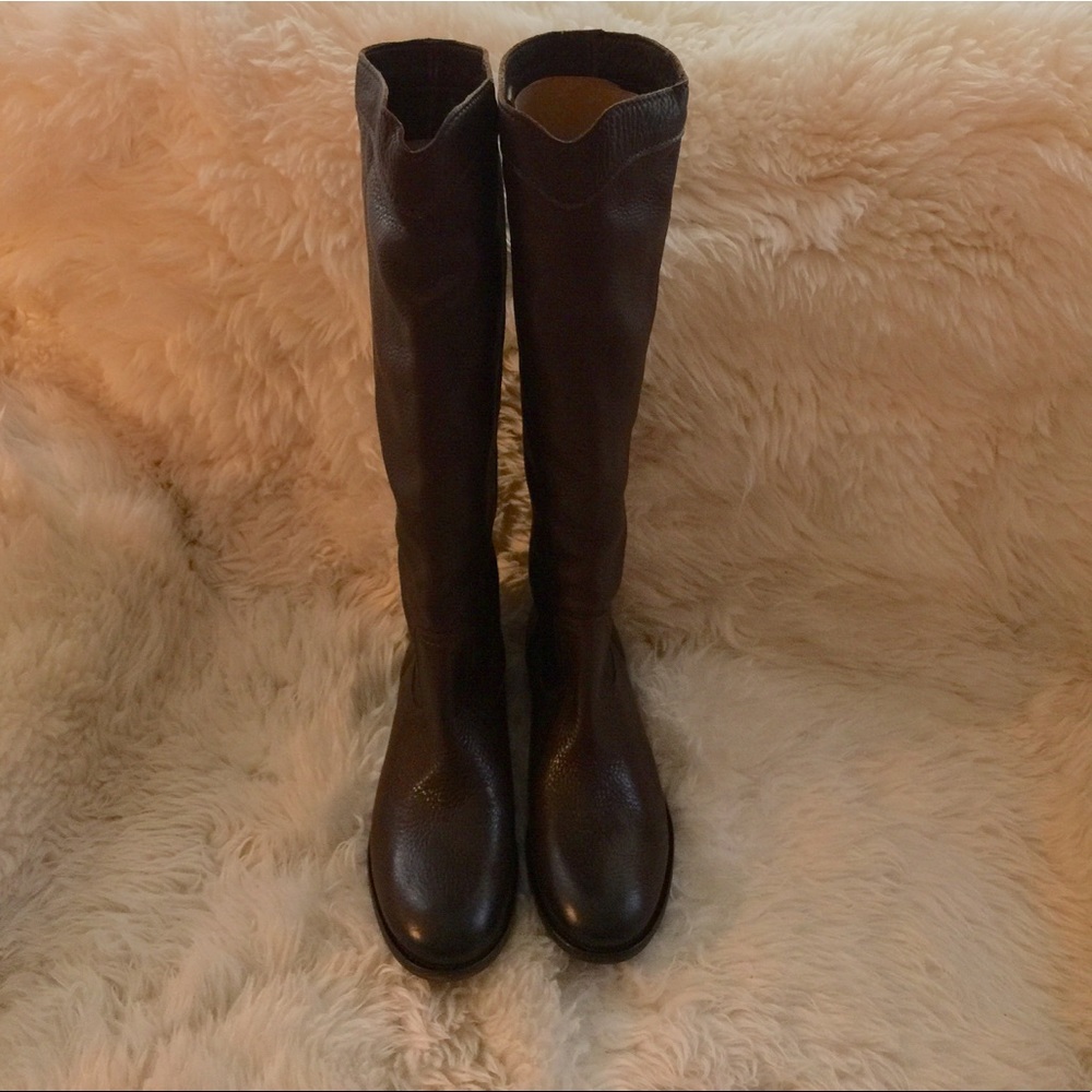 Like new ladies Frye boots
